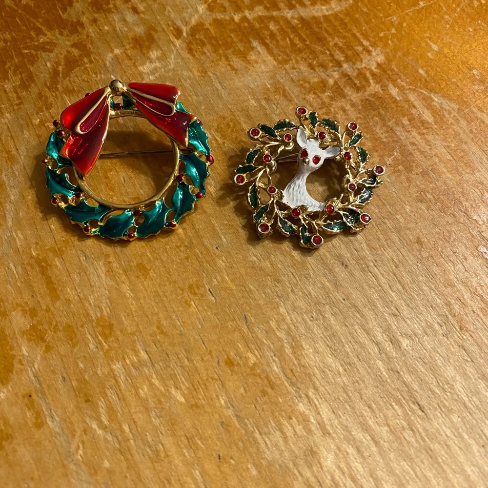 🎄🎄Vintage set of two cute holiday brooches